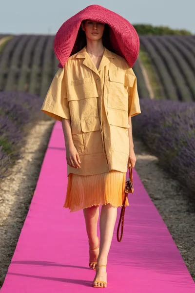 Look 12